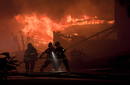 Incluso los bomberos que se encontraban fuera de servicio han ayudado en las tareas de extinci&oacute;n del incendio.