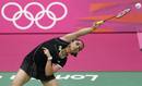 La india Saina Nehwal se estira para alcanzar la bola en su partido de b&aacute;dminton frente a la china Yihan Wang durante las semifinales de los Juegos Ol&iacute;mpicos de Londres 2012.