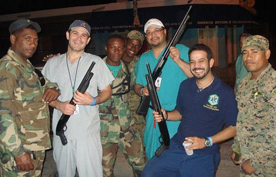 Indignaci�n por unas fotos de m�dicos puertorrique�os de fiesta en Hait�