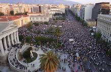 INDIGNADOS DE ATENAS SE REUNEN FRENTE A LA UNIVERSIDAD DE ATENAS