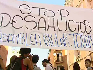 Ver v&iacute;deo  'Los 'indignados' logran frenar un desahucio en Madrid'