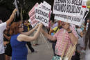 Los indignados reparten carteles