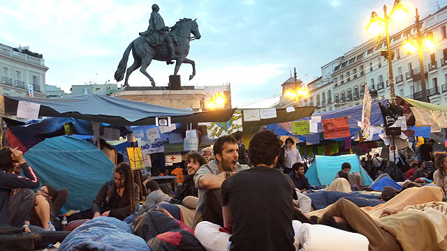 El movimiento 15M de Sol decide continuar con la acampada, al menos, una semana m&aacute;s
