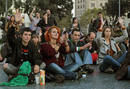 Varios j&oacute;venes asisten a la asamblea que el movimiento de indignados de Barcelona en la plaza Catalunya.