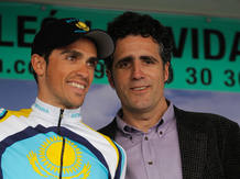 Miguel Indurain posa junto a Alberto Contador en la Vuelta de Castilla y Leon. Miguel Indurain posa junto a Alberto Contador en la Vuelta de Castilla y Leon.