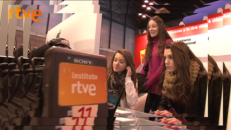 La Infanta Elena visita el stand del  Instituto RTVE en AULA