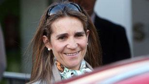 Ver v&iacute;deo  'La infanta Elena "no ha o&iacute;do nada" de la pol&eacute;mica de Botsuana porque "estaba trabajando"'
