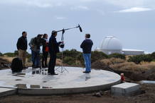 El equipo de Informe Semanal entrevistando al profesor Pall&eacute; en el observatorio de El Teide