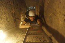 Para llegar hasta le cámara sepulcral, el equipo de 'Informe Semanal' tuvo que descender por una complicada escalera 12 metros bajo tierra