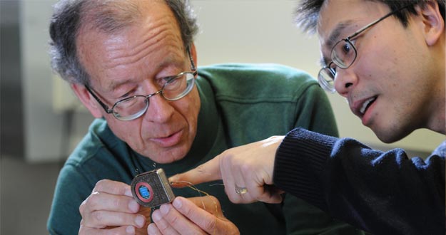 Los ingenieros Arto Nurmikko y Ming Yin examinan sus prototipos inalámbricos.