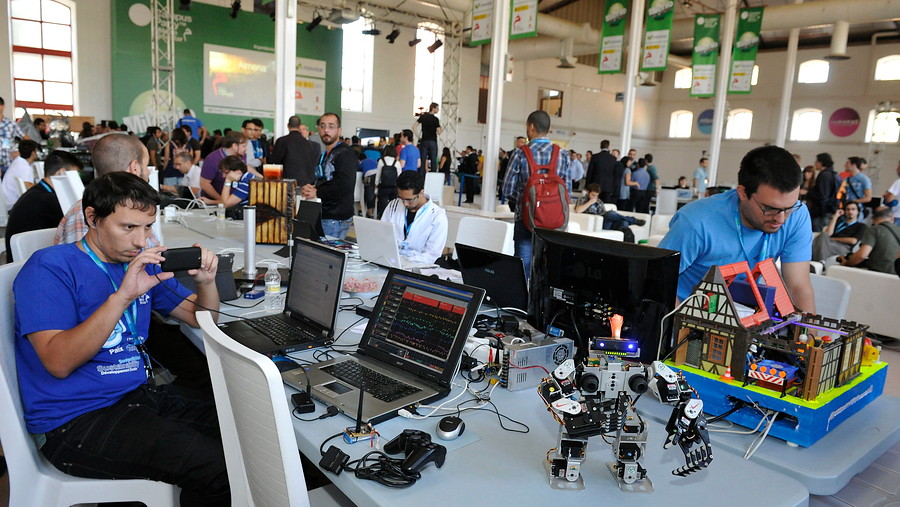 Ingenieros electrónicos en la Campus Party Milenio