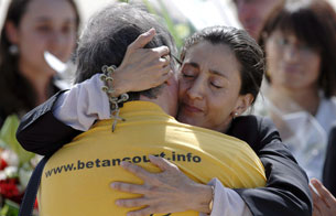 Ver v&iacute;deo  'Ingrid Betancourt llega a Francia'
