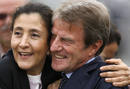 El ministro de Exteriores franc&eacute;s, Bernard Kouchner, abraza a Ingrid Betancourt.