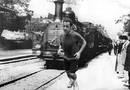 La llegada del tren, la conocida imagen de los hermanos Lumiere a finales del siglo XIX, tambi&eacute;n cont&oacute; con la presencia de Sarko ech&aacute;ndose una de sus proverbiales carreras.