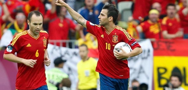 Iniesta y Cesc F&aacute;bregas celebran el gol de Espa&ntilde;a contra Italia