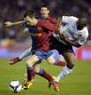 La defensa del Valencia intent&oacute; atar en corto el talento de Iniesta.