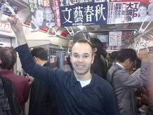 Iniesta en el metro de Jap&oacute;n
