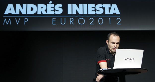 INIESTA: "NO SE PUEDE COMPETIR CON LOS 82 GOLES DE LEO"