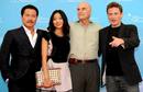 Los actores japoneses Ryo Ishibashi y Lika Minamoto, el director franc&eacute;s Barbet Schroeder y el actor franc&eacute;s Benoit Magimel posan en el pase gr&aacute;fico al t&eacute;rmino de la rueda de prensa de su &uacute;ltima pel&iacute;cula, 