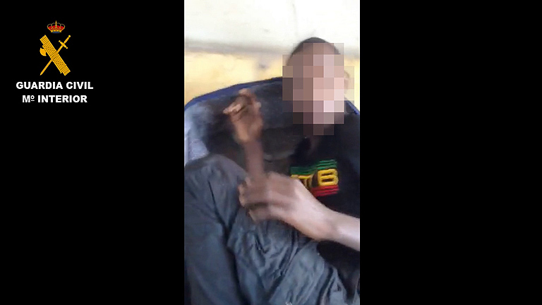 La Guardia Civil localiza en Melilla a un inmigrante dentro de una maleta