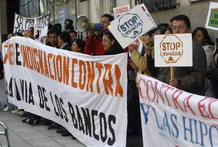 INMIGRANTES ECUATORIANOS AMENAZADOS DE DESAHUCIO SE MANIFIESTAN ANTE SU EMBAJADA EN MADRID