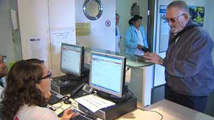 Ver v&iacute;deo  'Los inmigrantes sin papeles dejan de tener derecho a la tarjeta sanitaria'
