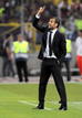 Josep Guardiola le da instrucciones a su equipo.