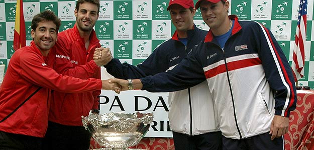 Los integrantes de la pareja de dobles del equipo espa&ntilde;ol, Marcel Granollers y Marc L&oacute;pez (i) saludan a sus rivales estadounidenses Bob Bryan y Mike Bryan.