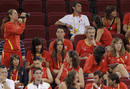 Las integrantes de la selecci&oacute;n femenina de baloncesto asisten al partido de baloncesto masculino entre Espa&ntilde;a y China.