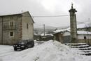 Imagen de la localidad palentina de San Salvador de Cantamuda tras las nevadas ca&iacute;das en el norte de la provincia, que han dificultado el tr&aacute;nsisto entre localidades as&iacute; como dentro de los nucleos urbanos de la monta&ntilde;a palentina.