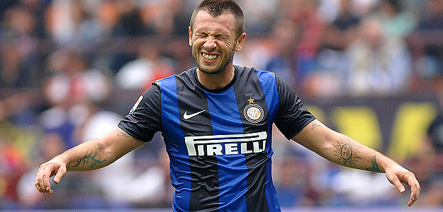 Cassano se lamenta del mal partido de su equipo.