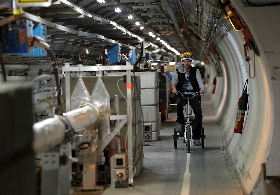Por el interior del Gran Colisionador&iquest; en triciclo