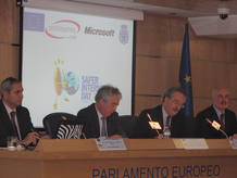 Juan Carlos Fernández (Microsoft), Manuel Vázquez (BIT), Francisco Fonseca (Comisión Europea) y Guillermo Cánovas (Protégeles) Juan Carlos Fernández (Microsoft), Manuel Vázquez (BIT), Francisco Fonseca (Comisión Europea) y Guillermo Cánovas (Protégeles)