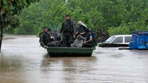 Ir al Video&nbsp;Las inundaciones dejan al menos 45 personas muertas en el norte de la India