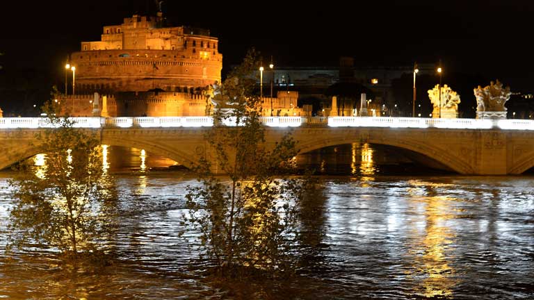  Preocupación en Roma por la crecida del Tiber tras las inundaciones