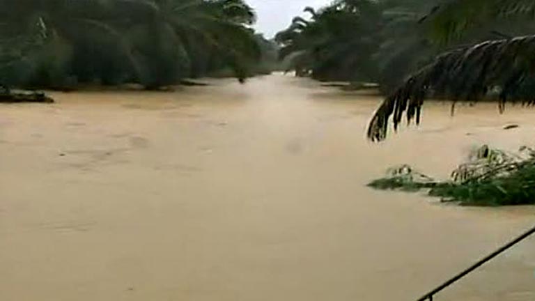 Miles de desplazados por las inundaciones en Malasia y Tailandia