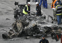 Investigadores examinan los restos de la furgoneta bomba que ETA explotó en la T-4 el 30 de diciembre de 2006 Investigadores examinan los restos de la furgoneta bomba que ETA explotó en la T-4 el 30 de diciembre de 2006