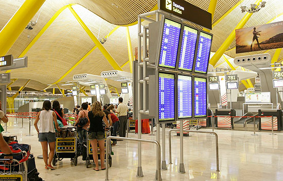 Investigan las causas del apag&oacute;n en la T-4 de Barajas