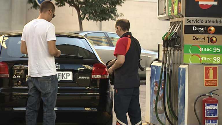 La gasolina eleva el IPC de agosto en cinco d&eacute;cimas