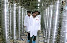El presidente iran&iacute;, Mahmud Ahmadineyad, durante una visita a la planta nuclear de Natanz.