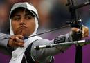 La iran&iacute; Zahra Dehghanabnavi prepara su arco.