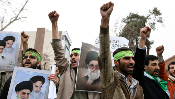 Manifestantes iran&iacute;es corean lemas contra Italia ante su embajada en Teher&aacute;n.