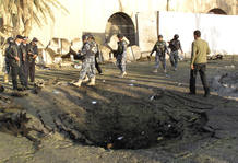 Al menos 36 personas han muerto y m&aacute;s de 70 han resultado heridas en tres atentados con bomba en el centro de Bagdad.