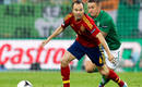 El irland&eacute;s Aiden McGeady corre tras Andr&eacute;s Iniesta
