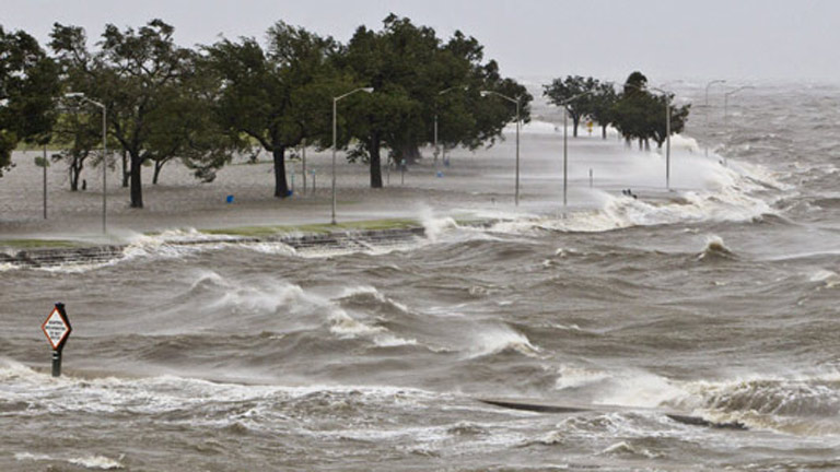 "Isaac" amenaza Nueva Orleans en el aniversario del Katrina