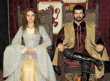 Michelle Jenner y Rodolfo Sancho son matrimonio en 'Isabel', ella, Isabel de Castilla. &Eacute;l, Fernando de Arag&oacute;n.