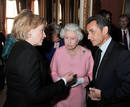 Isabel II conversa con Hillary Clinton y Nicol&aacute;s Sarkozy en el Palacio de Buckingham
