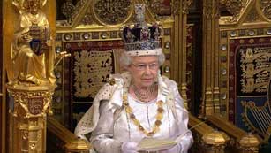 Ver v&iacute;deo  'Isabel II presenta la reformas de los lores y de los bancos como las prioridades del Gobierno'