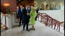 Ir al Video&nbsp;Isabel II se encuentra con el exjefe del IRA Martin McGuinness