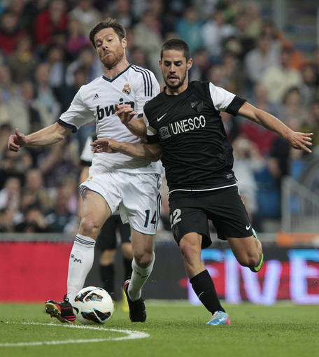 Isco, del M&aacute;laga, pugna un bal&oacute;n con Xabi Alonso en el &uacute;ltimo partido contra el Madrid